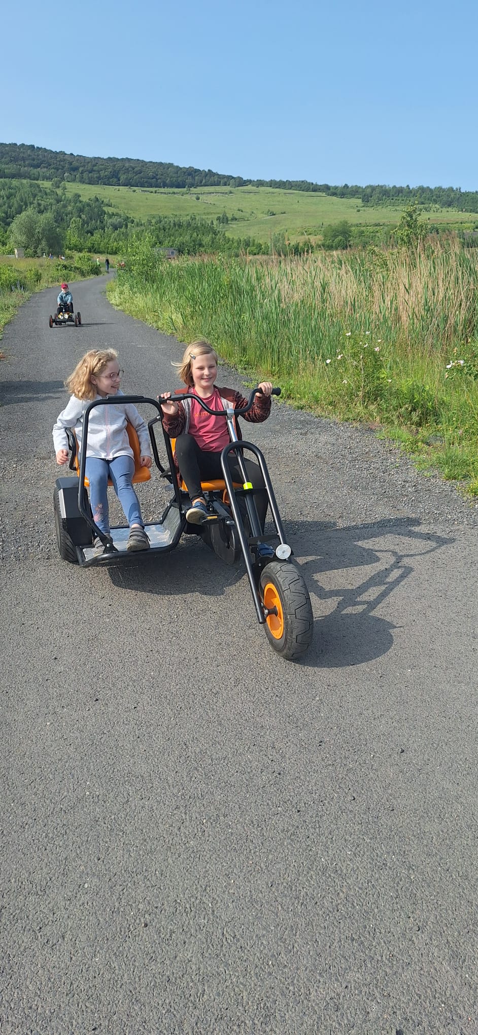 Dívky na double motokáře u jezera Milada